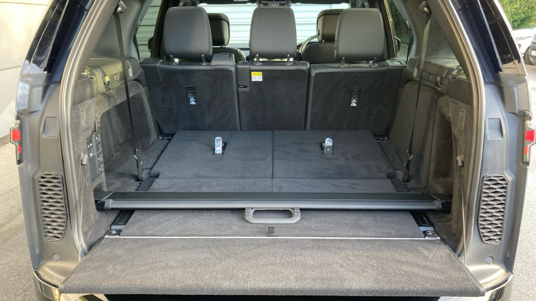 Land Rover Discovery 3.0 D300 Dynamic SE 5dr Auto Diesel Station Wagon